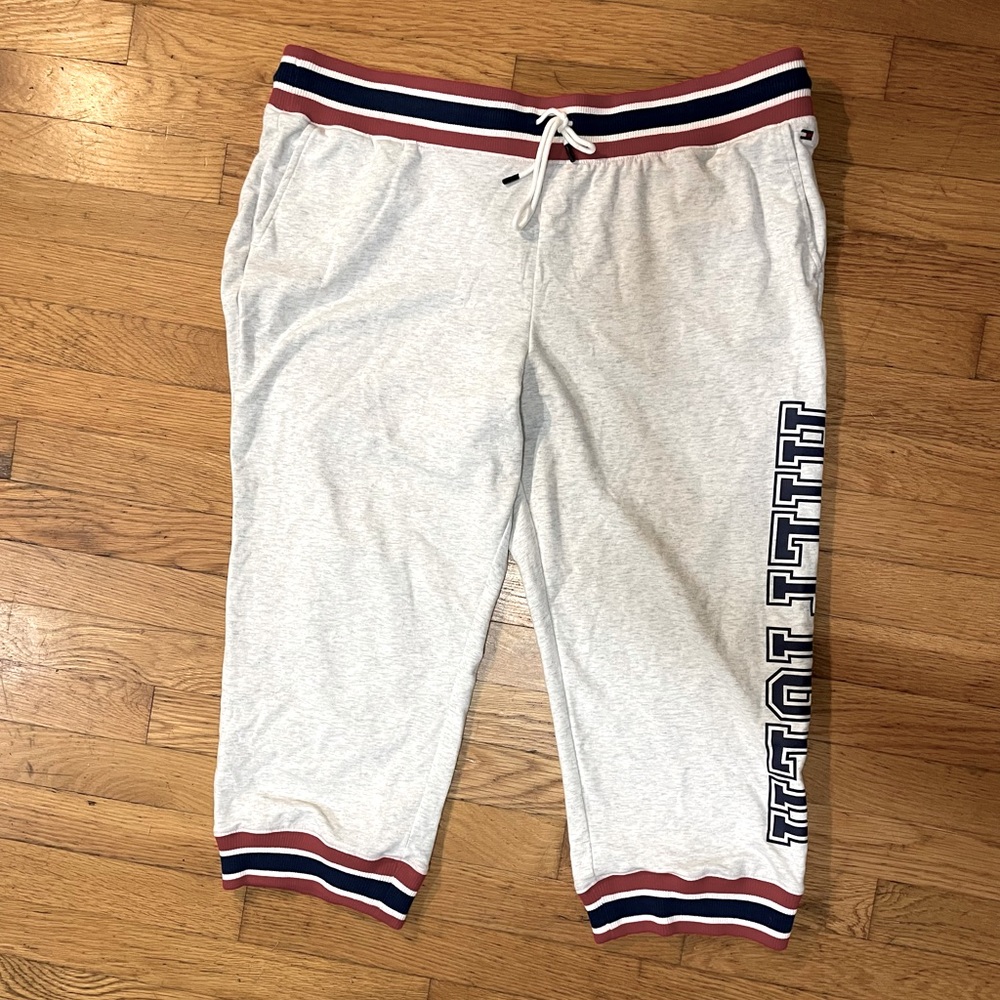 Tommy Hilfiger cropped sweatpants. Light gray. XL.